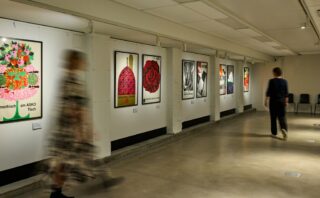 FantAsko! – Lahtelaista huonekalumuotoilua julisteissa -näyttely avautuu 6.6. Kellarigalleriassa