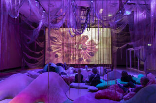 Kaupunginkirjasto X Malva: Lahden pääkirjastossa Malvan Muodonmuutoksia-näyttelyn innoittama aineistonäyttely ja kirjoituspaja 