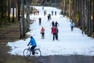Malvan Kellarigalleriassa esillä Etelä-Suomen Sanomien valokuvia ja kuvituksia vuosien varrelta 